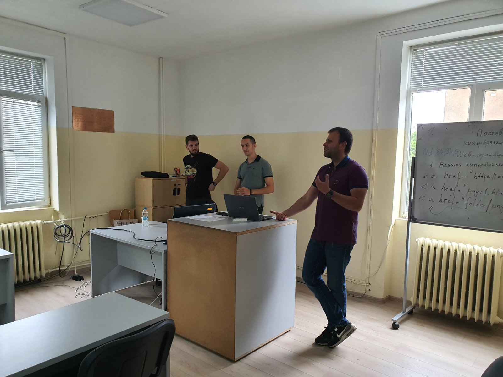 Предтавители на IT компания в час по ИТ
