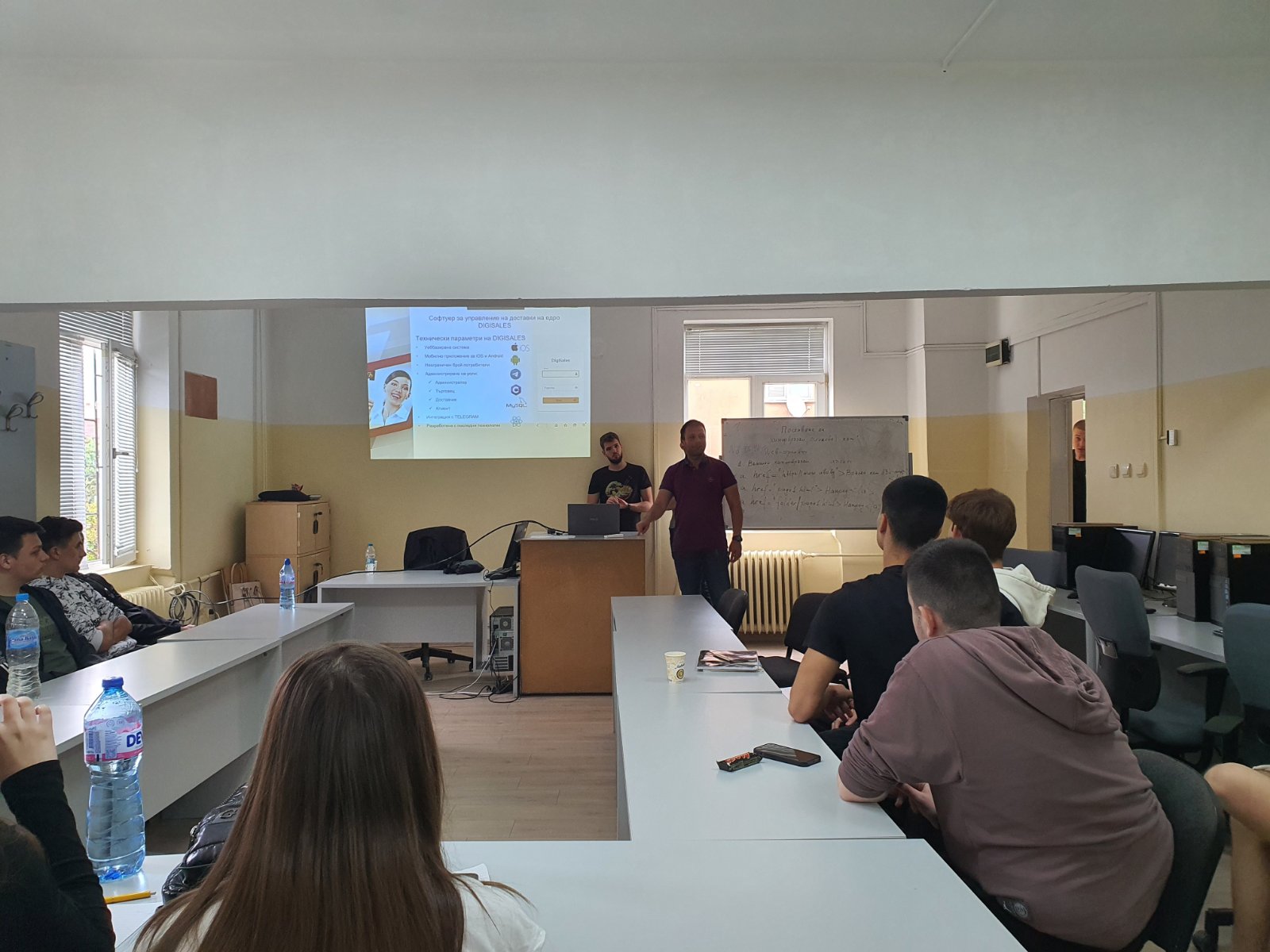 Предтавители на IT компания в час по ИТ