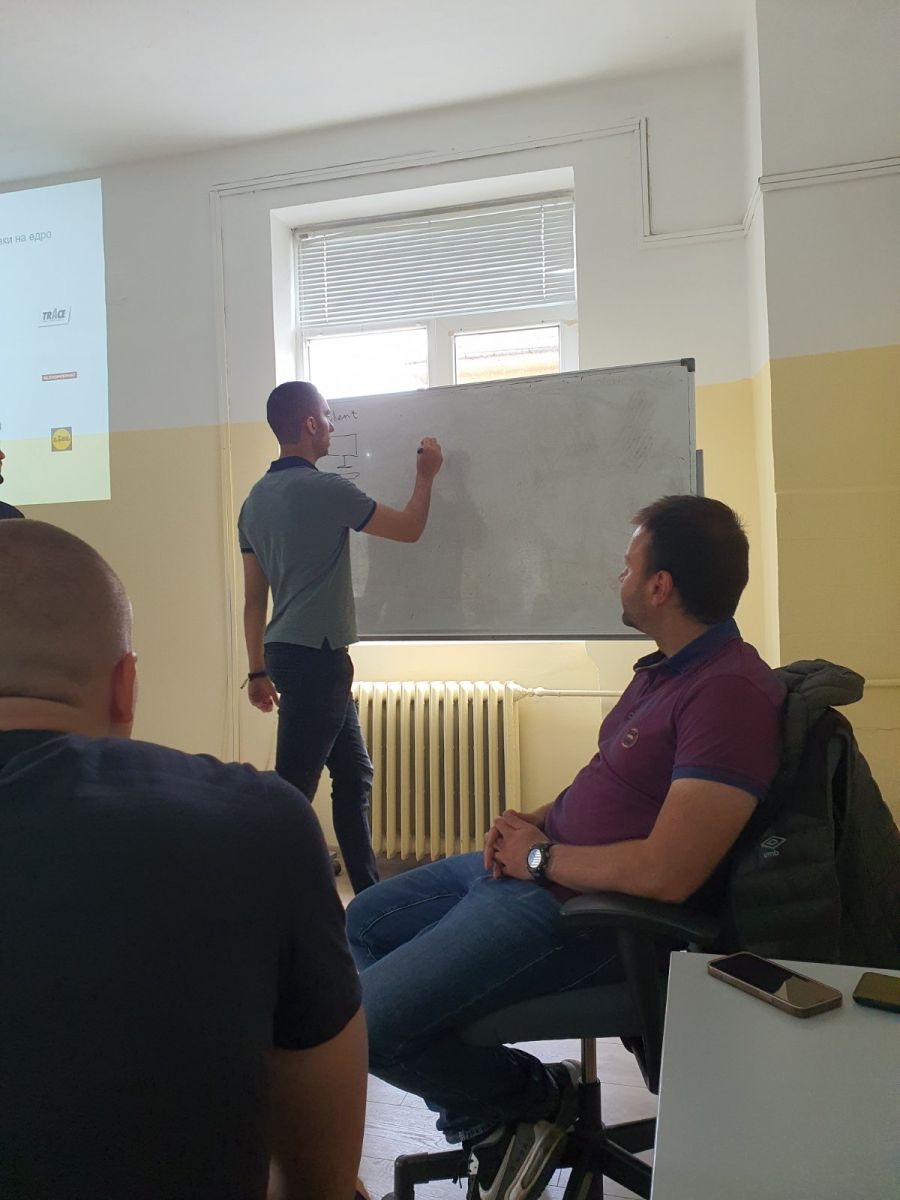 Предтавители на IT компания в час по ИТ