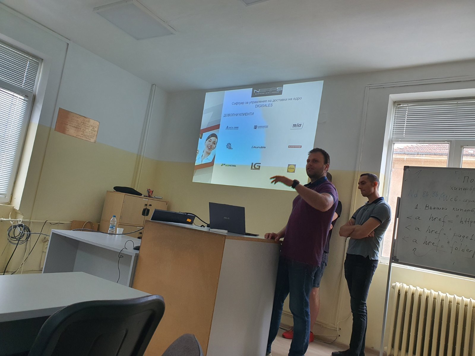 Предтавители на IT компания в час по ИТ